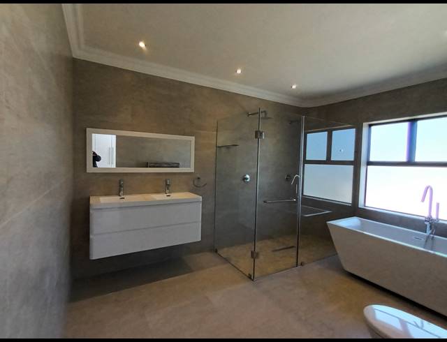6 BEDROOM FREEHOLD FOR SALE IN LA LUCIA